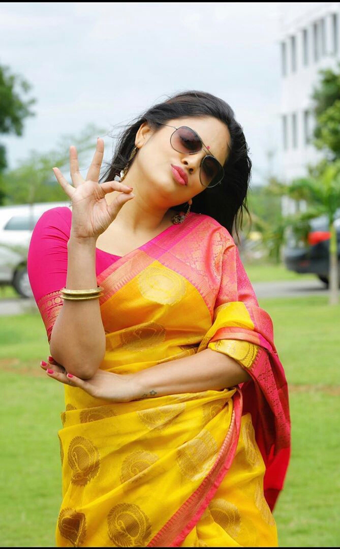 Hot Nandita Swetha In Sleeveless Blouse And Saree