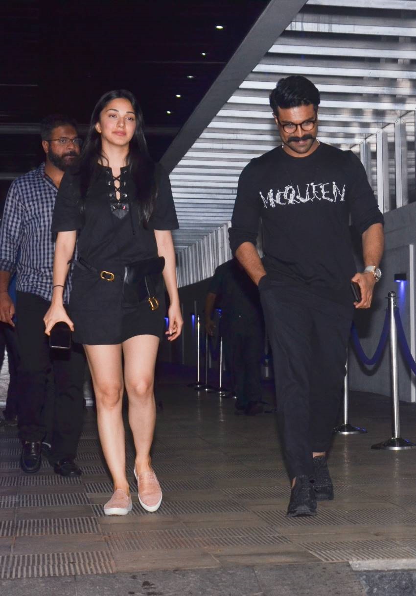 Hot Photos Of Kiara Advani Along With Ram Charan At Hyderabad Airport Set 2