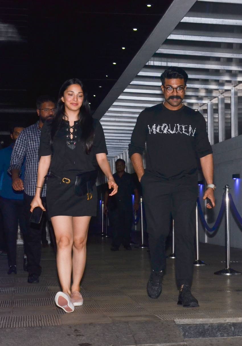 Hot Photos Of Kiara Advani Along With Ram Charan At Hyderabad Airport Set 2