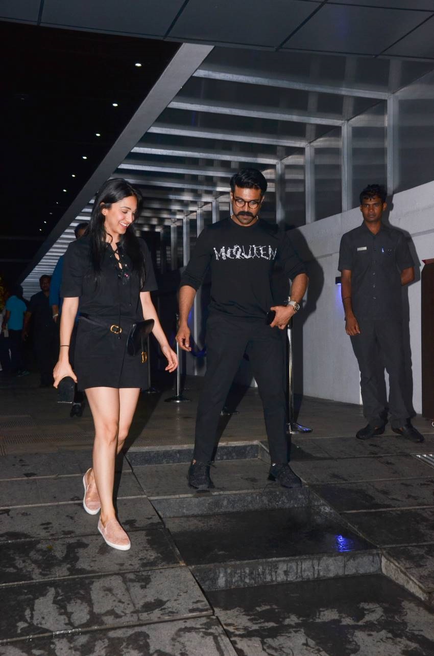 Hot Photos Of Kiara Advani Along With Ram Charan At Hyderabad Airport Set 2