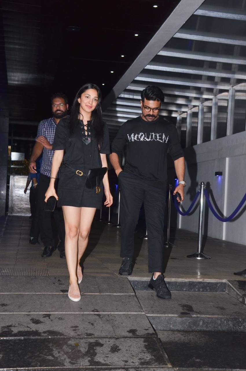 Hot Photos Of Kiara Advani Along With Ram Charan At Hyderabad Airport Set 2