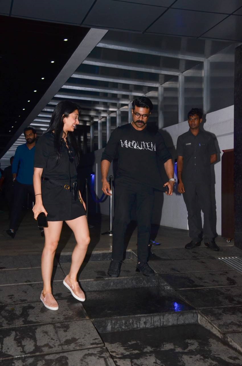 Hot Photos Of Kiara Advani Along With Ram Charan At Hyderabad Airport Set 2