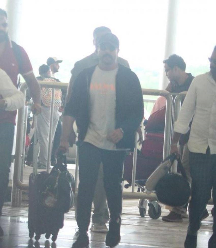 Hot Photos Of Kiara Advani Along With Ram Charan At Hyderabad Airport