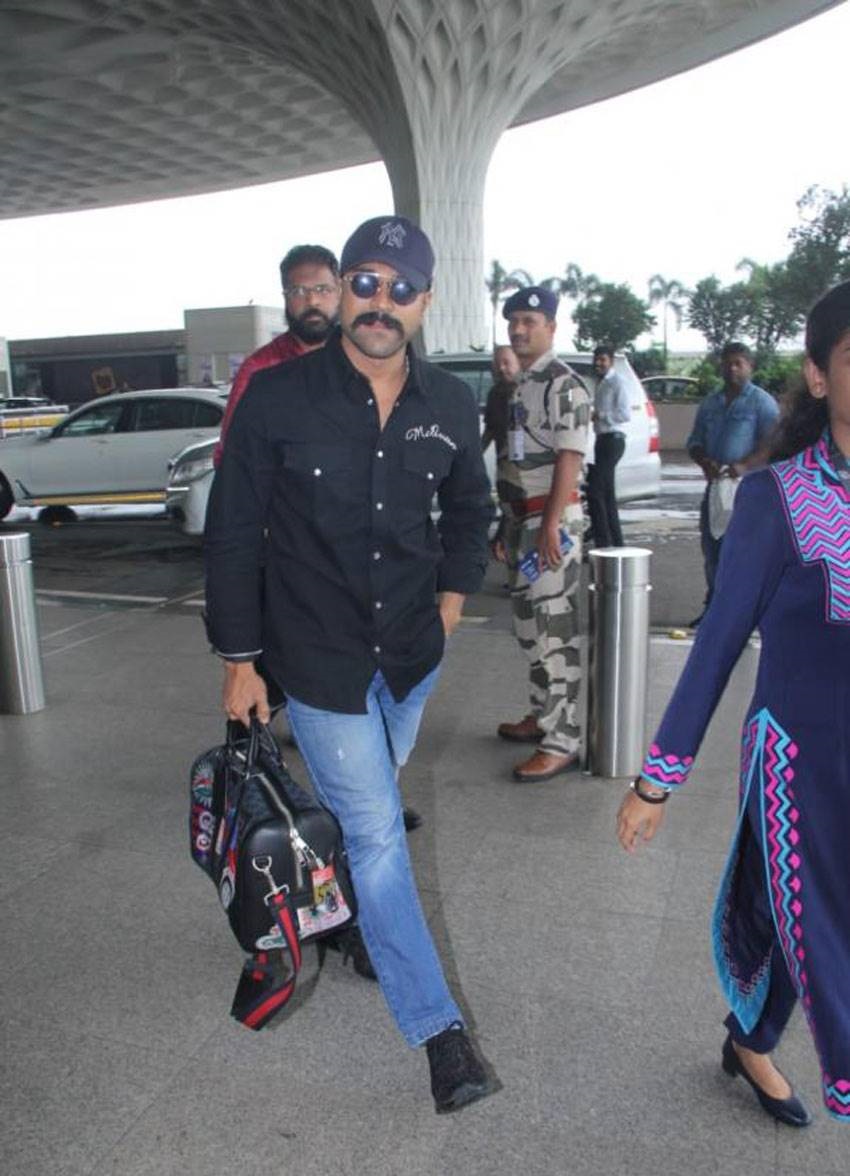 Hot Photos Of Kiara Advani Along With Ram Charan At Hyderabad Airport