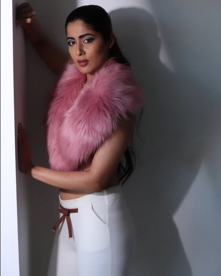 Hot Photos Of Nikita Sharma