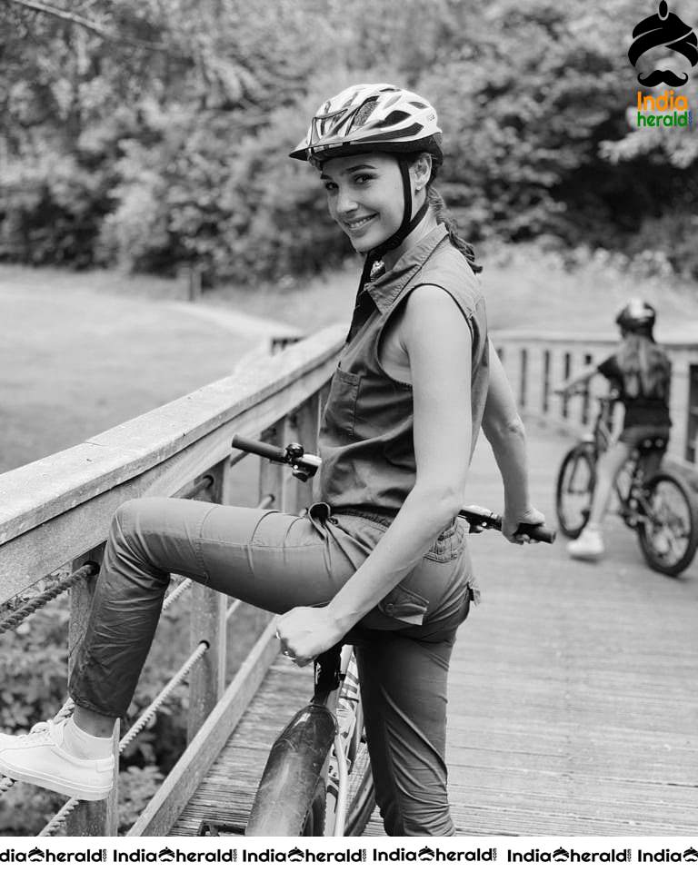 Hot Photos of Wonder Woman Actress Gal Gadot Set 5