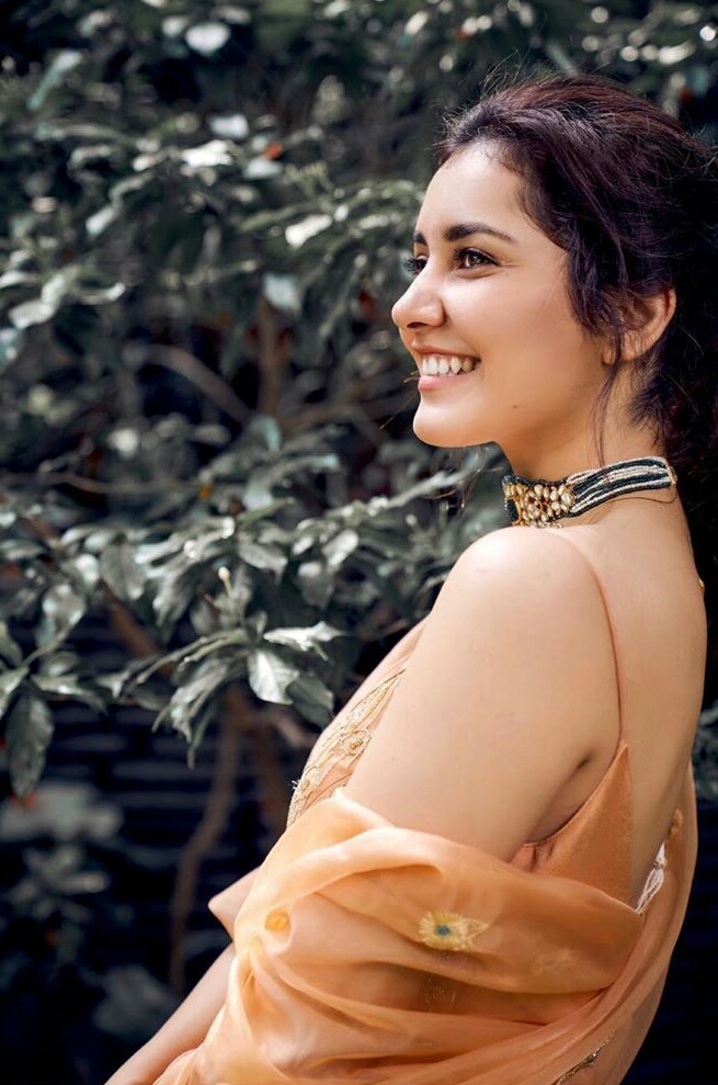 Hot Raashi Khanna Dazzling In Shadows