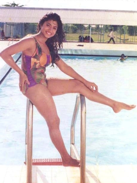 Hot Rare And Unseen Old Clicks Of 1990s Actresses Set 2