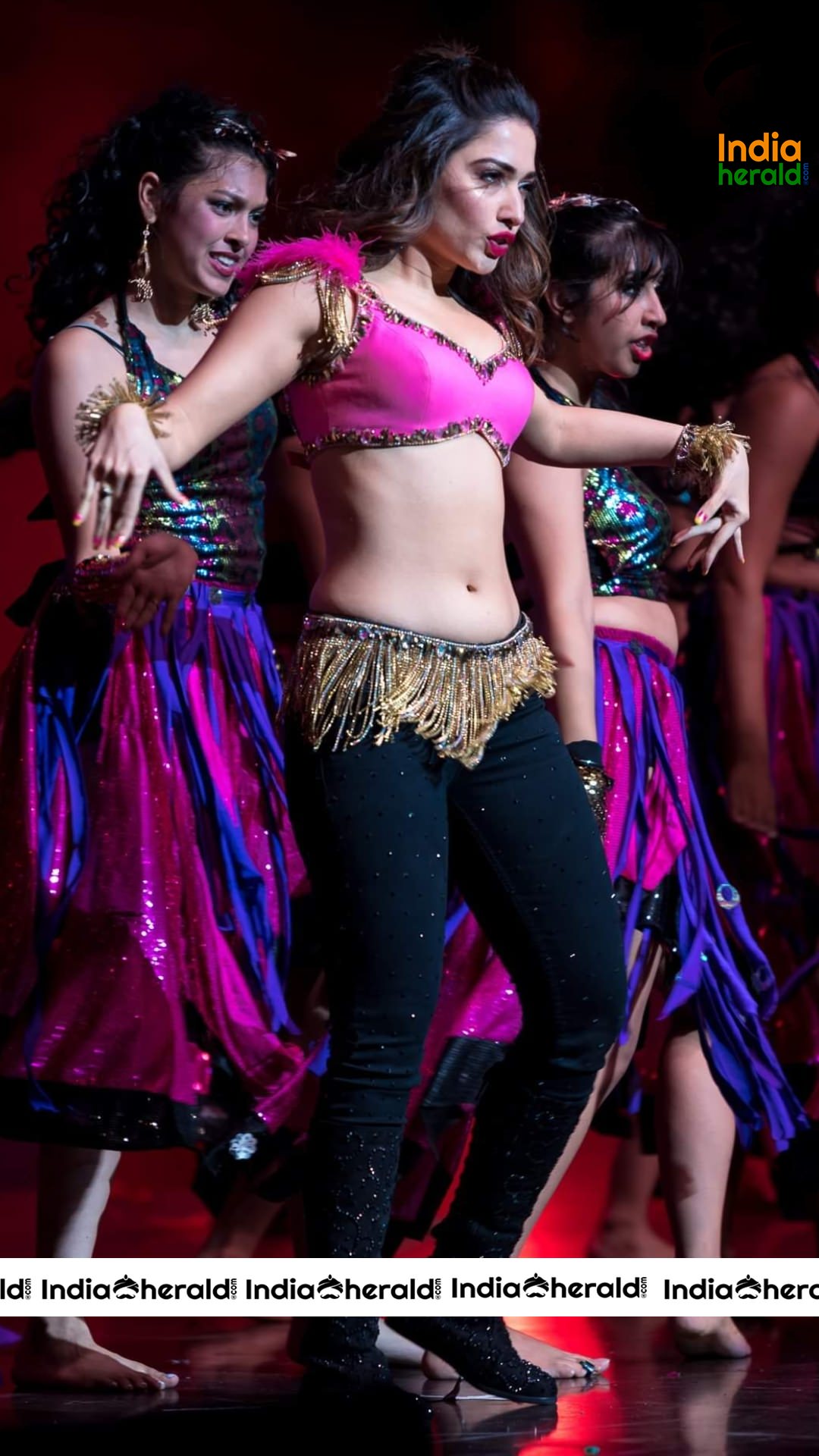 Hot Sexy Dance of Tamanna On The Stage Exposing Her Waist And Navel