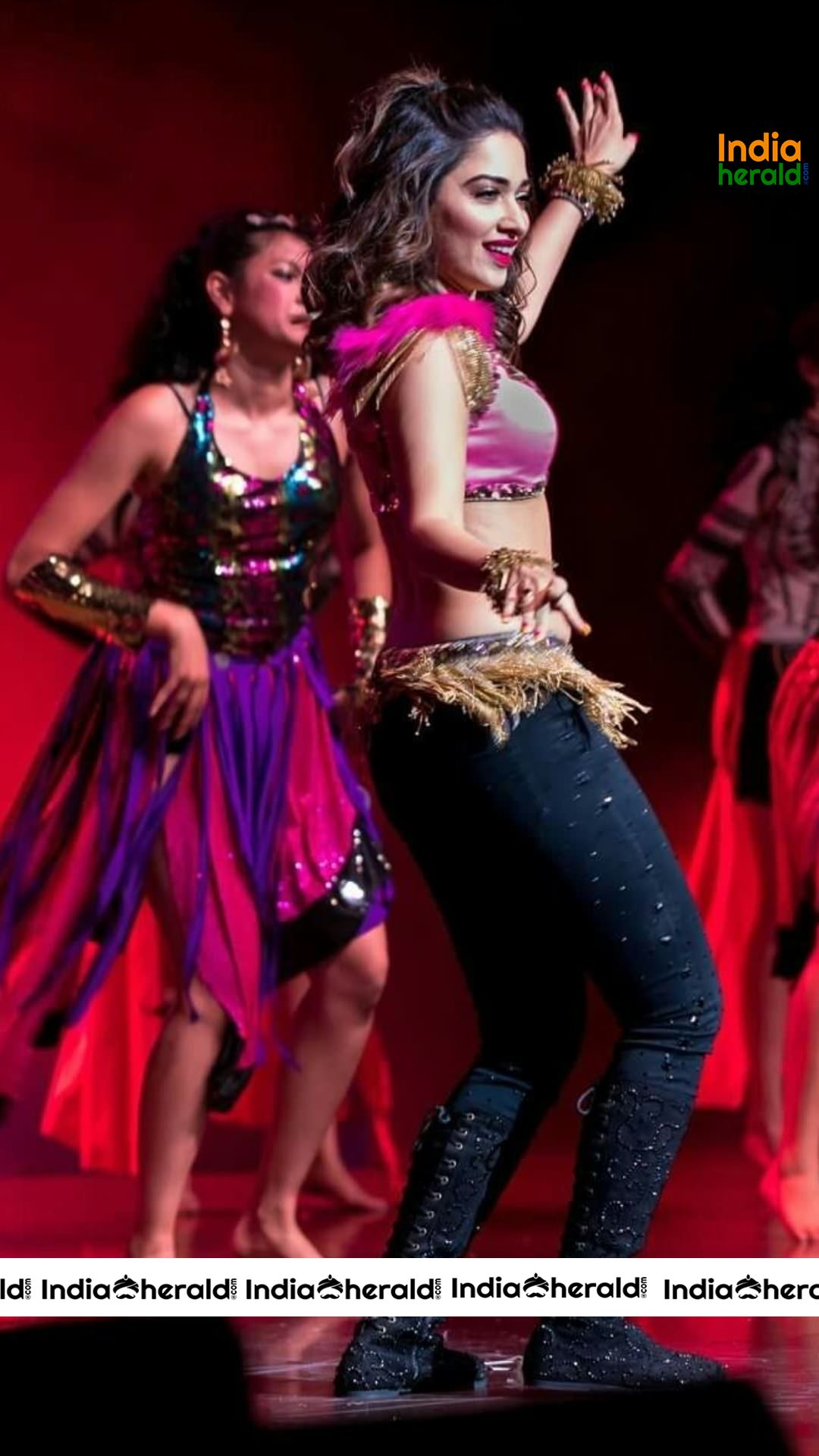 Hot Sexy Dance of Tamanna On The Stage Exposing Her Waist And Navel
