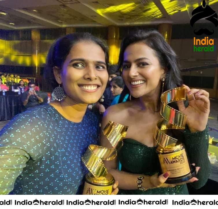Hot Shraddha Srinath exposing her Thighs at JFW Movie Awards