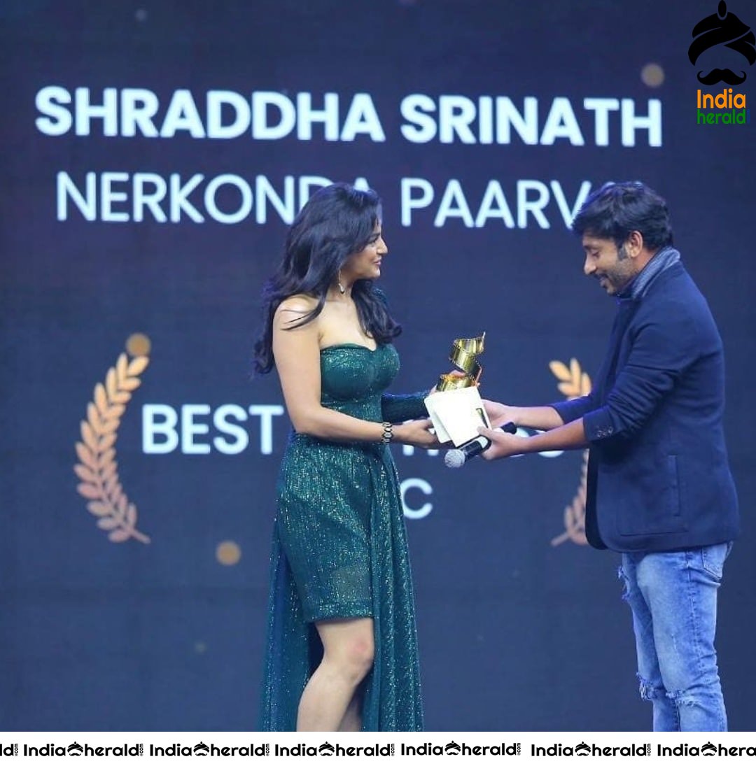 Hot Shraddha Srinath exposing her Thighs at JFW Movie Awards