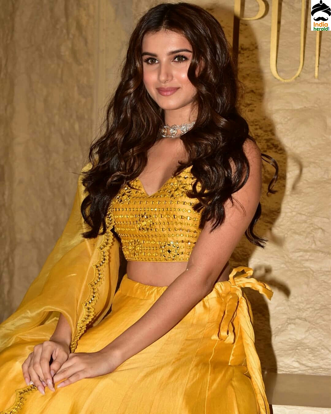 Hot Tara Sutaria Showing Her Sexy Waist Line In Choli