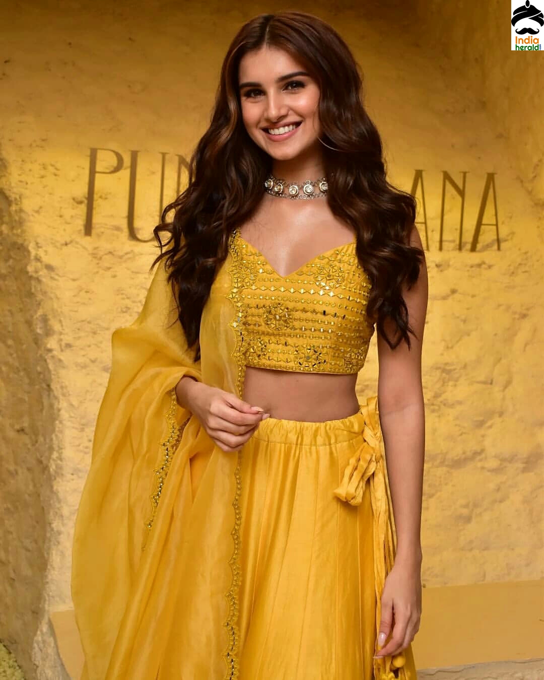 Hot Tara Sutaria Showing Her Sexy Waist Line In Choli