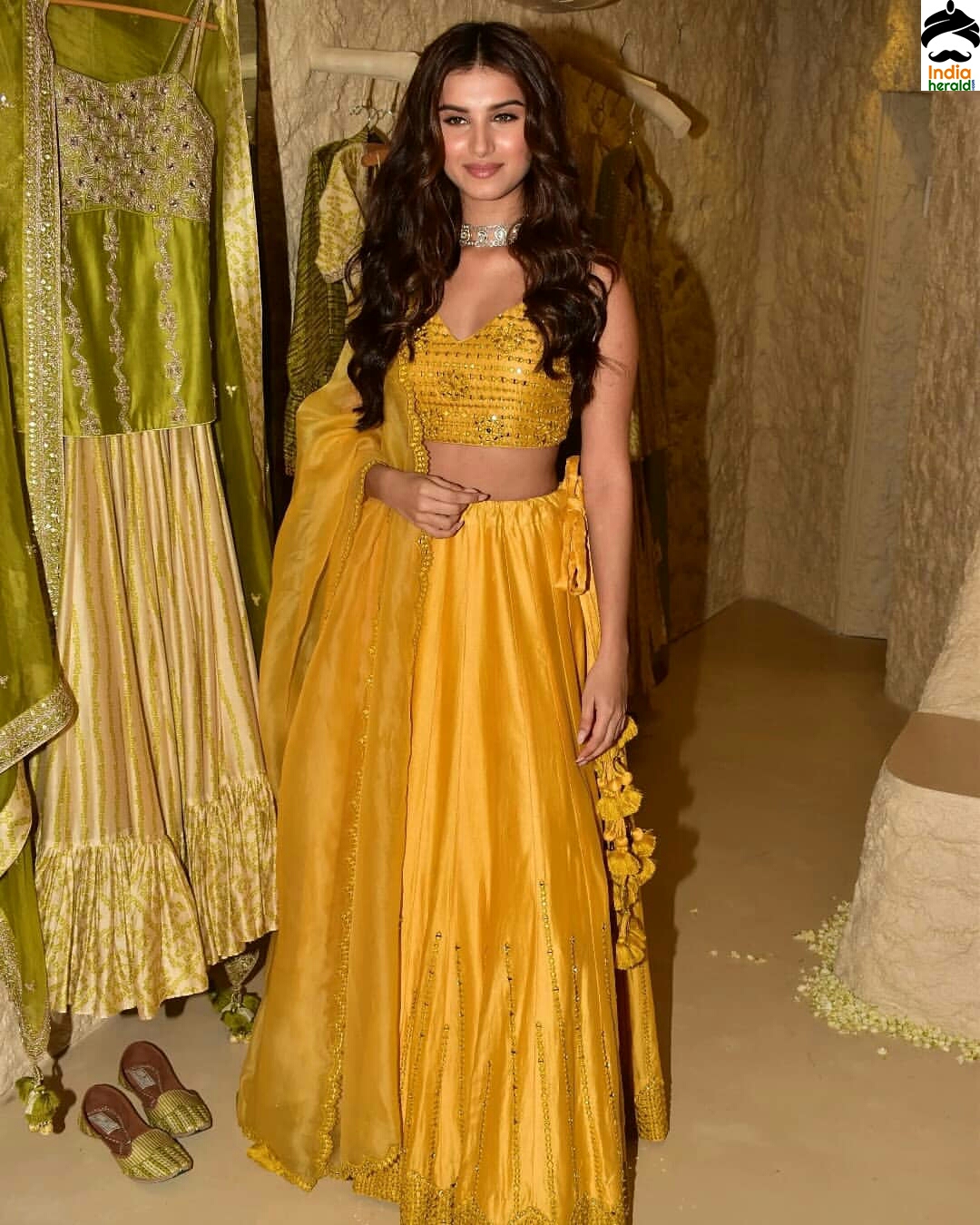 Hot Tara Sutaria Showing Her Sexy Waist Line In Choli