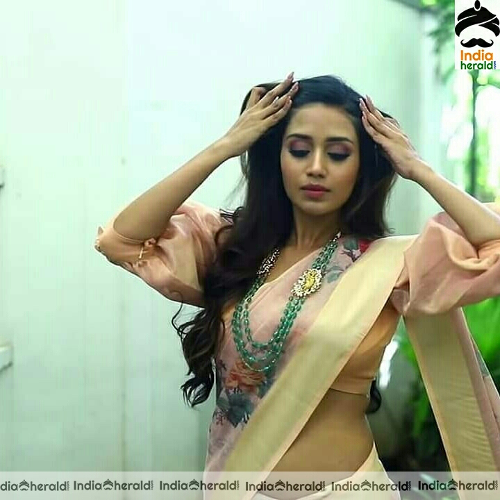 Hot Tummy Show in saree by Nivetha Pethuraj