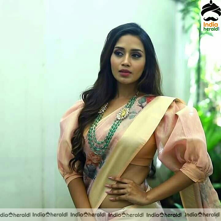 Hot Tummy Show in saree by Nivetha Pethuraj