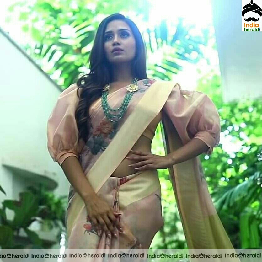 Hot Tummy Show in saree by Nivetha Pethuraj