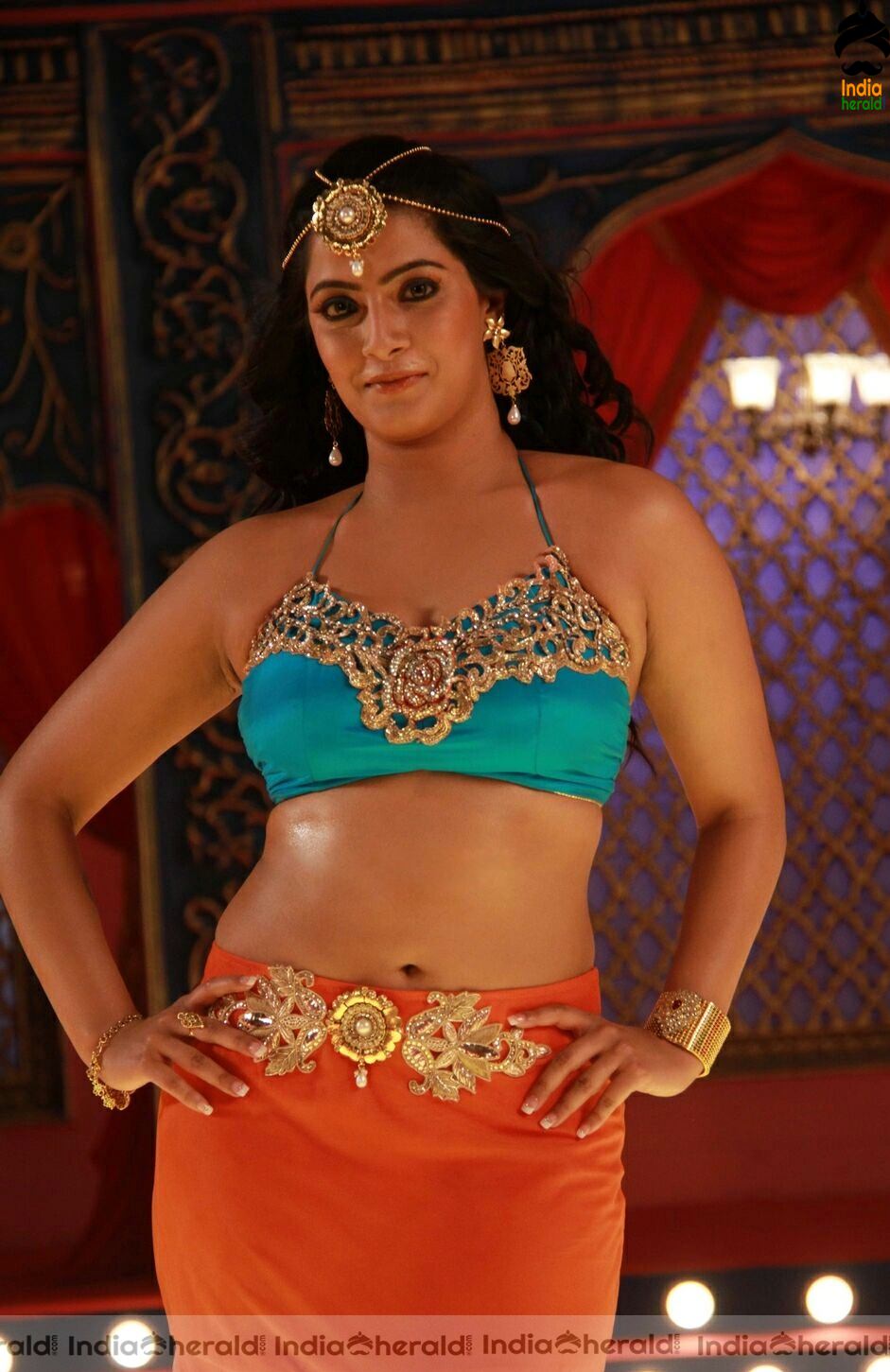 Hottest Exposing Photos of Varalaxmi and Anjali flaunting their fleshy belly and assets Set 1