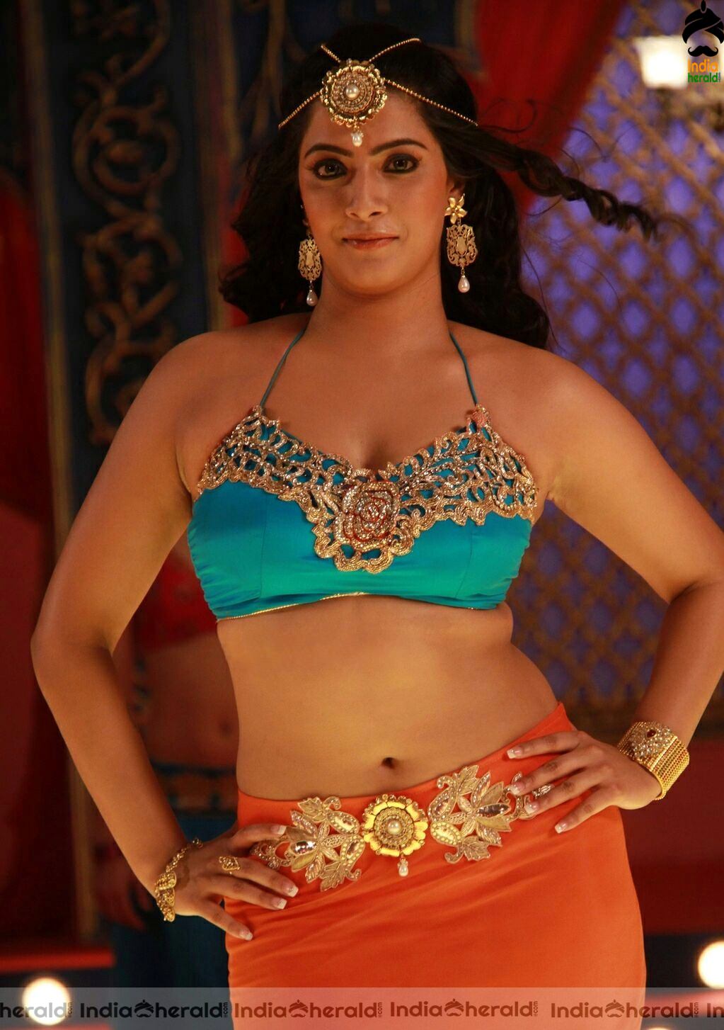 Hottest Exposing Photos of Varalaxmi and Anjali flaunting their fleshy belly and assets Set 1