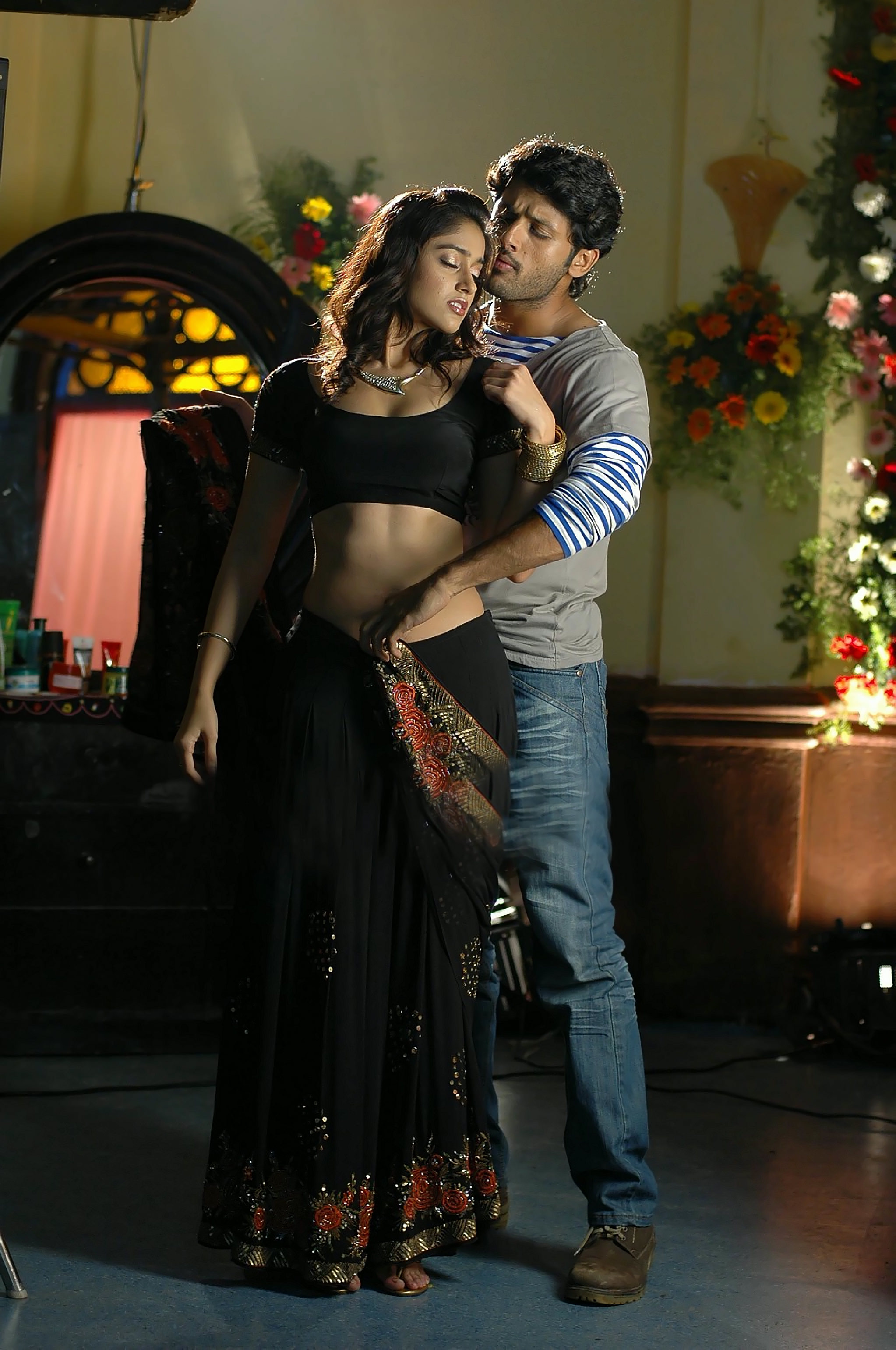 Hottest High Clarity Photos Of Ileana Stripping Her Saree Set 1