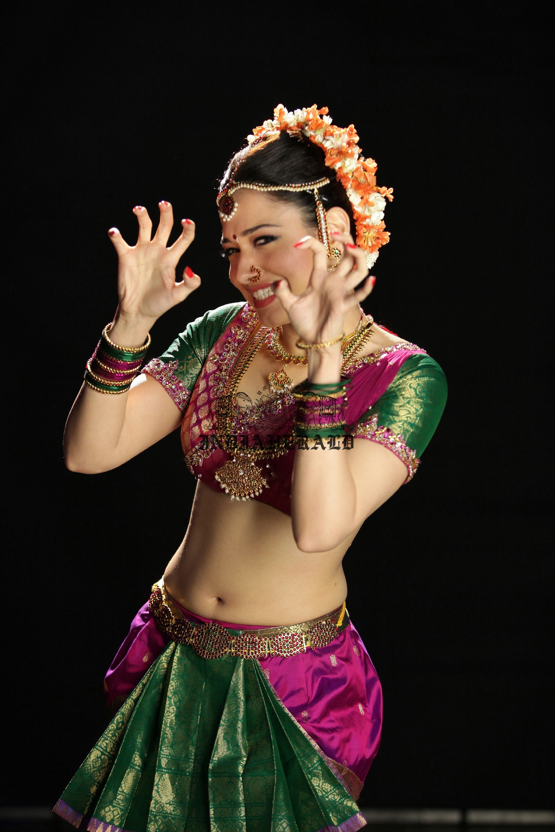 Hottest High Clarity Photos of Tamanna in Saree exposing her navel and midriff Set 3