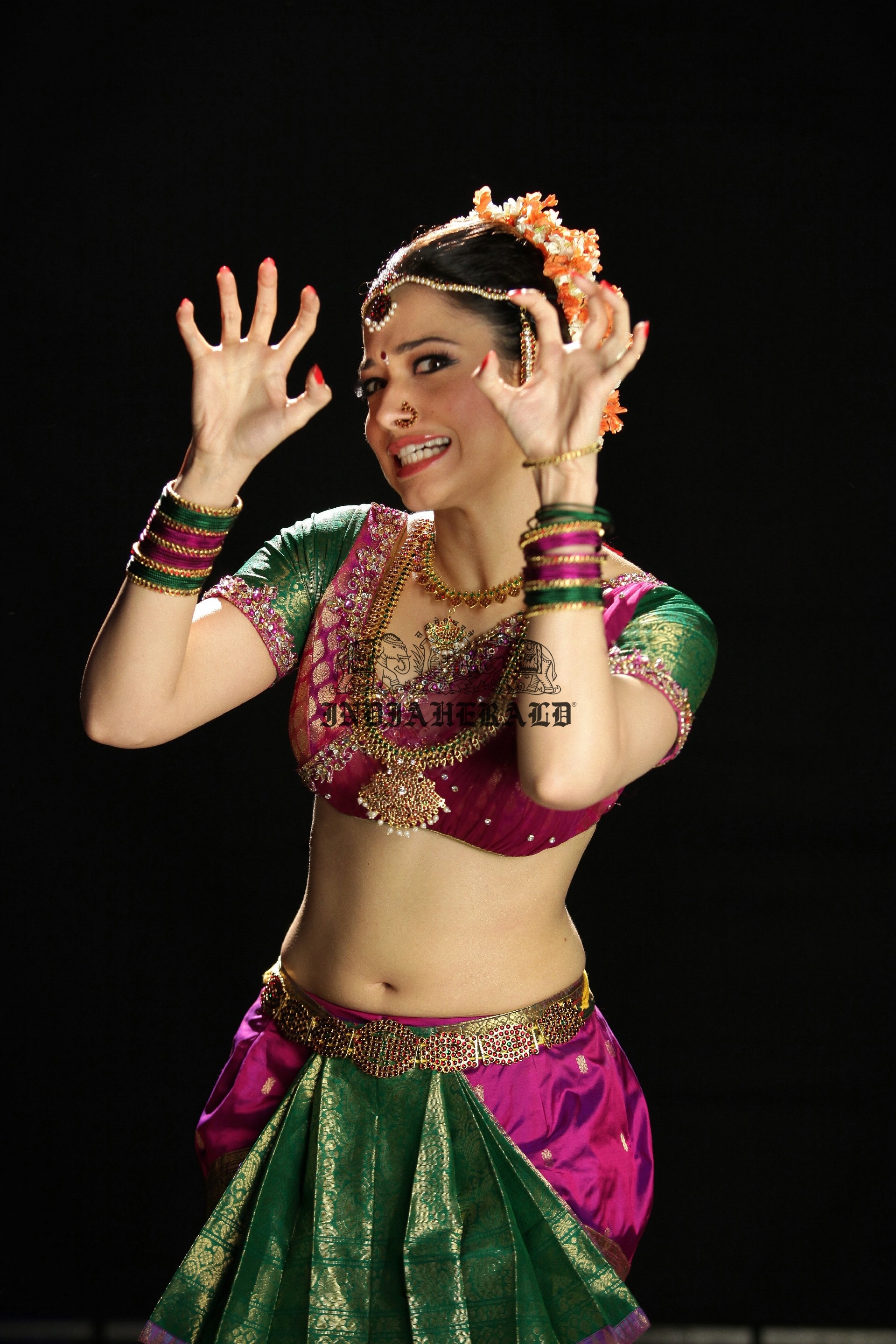 Hottest High Clarity Photos of Tamanna in Saree exposing her navel and midriff Set 3