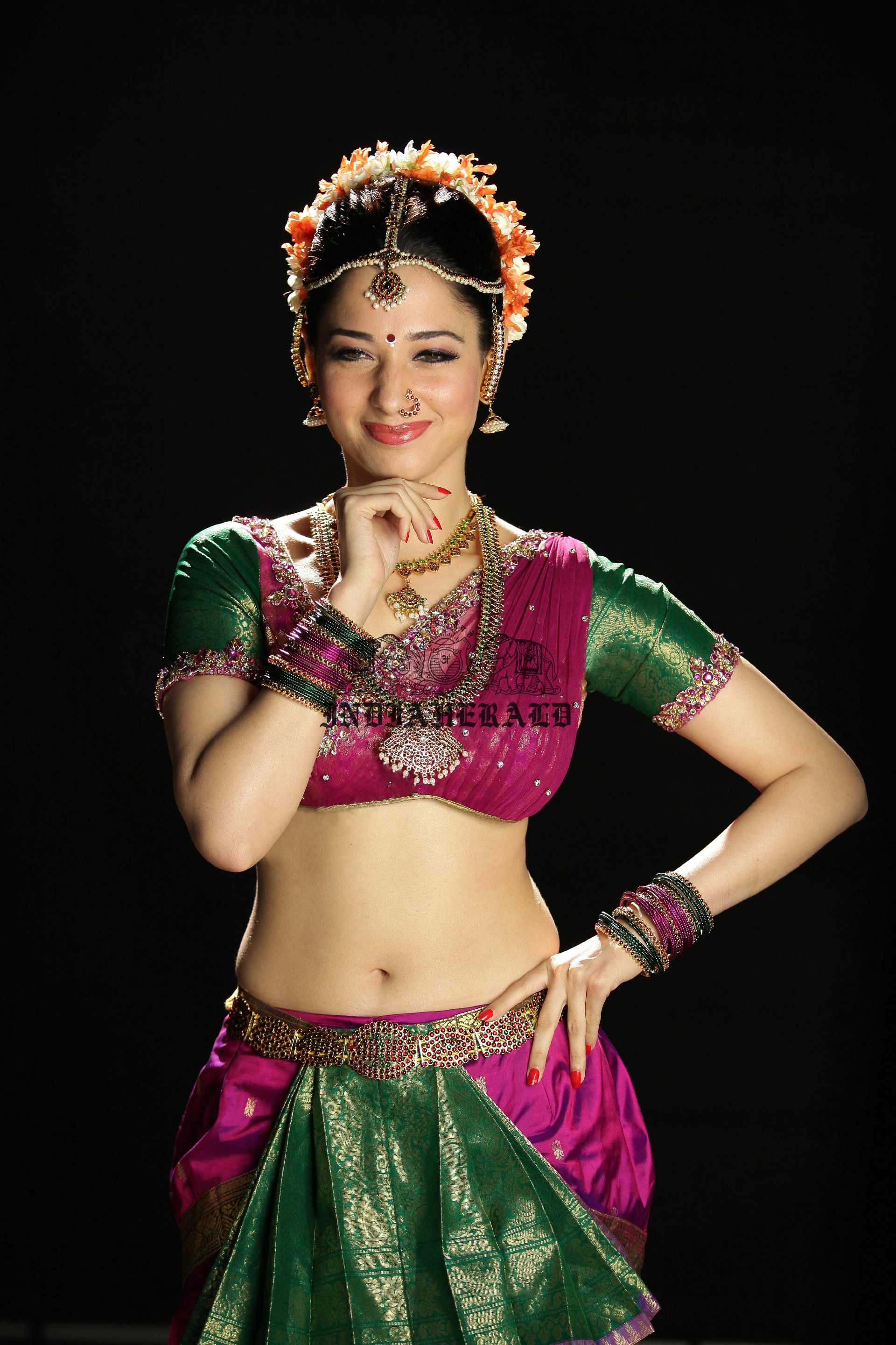 Hottest High Clarity Photos of Tamanna in Saree exposing her navel and midriff Set 3