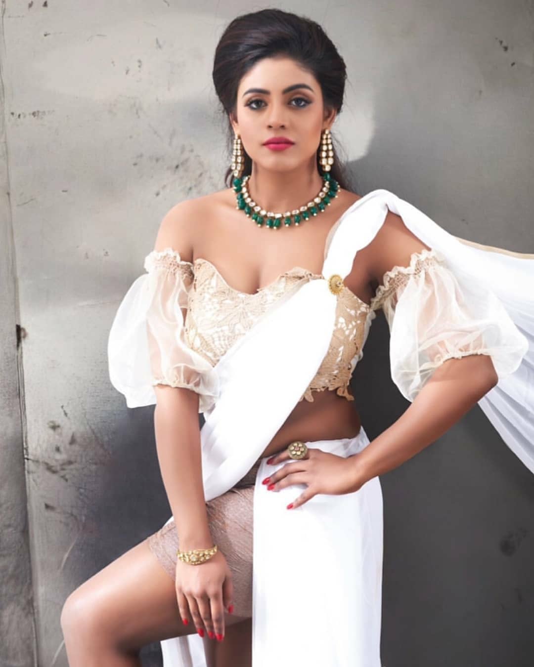 Iniya Latest Hot Stills