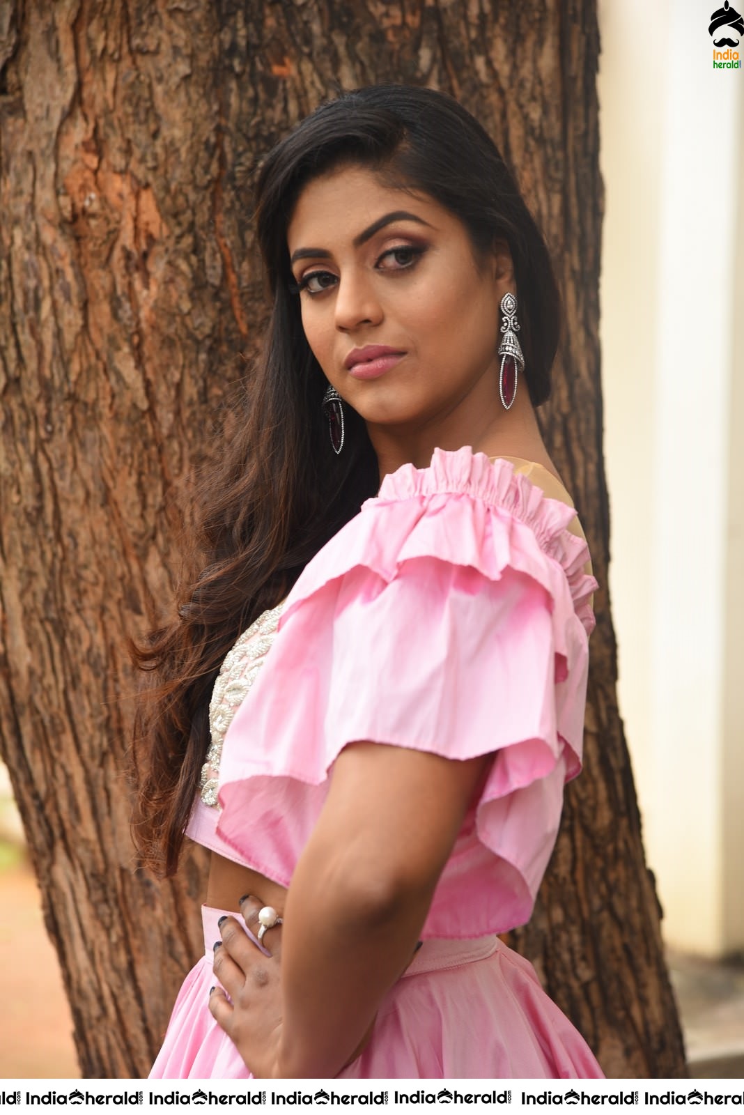 Iniya Looking Hot and Tempting in these Photos