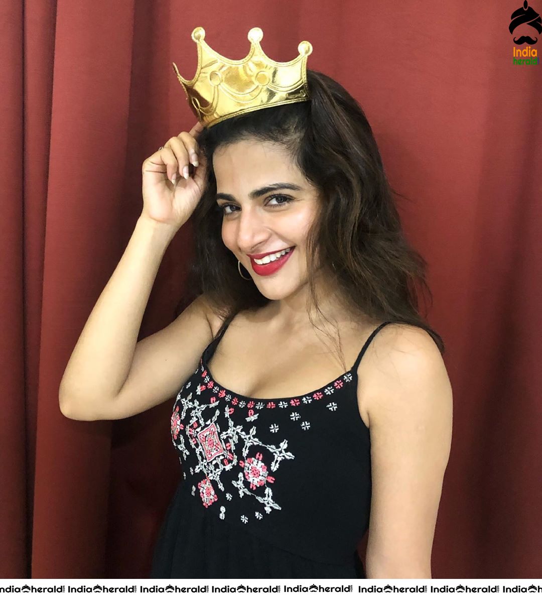 Iswarya Menon Hot Photos Collection Set 1