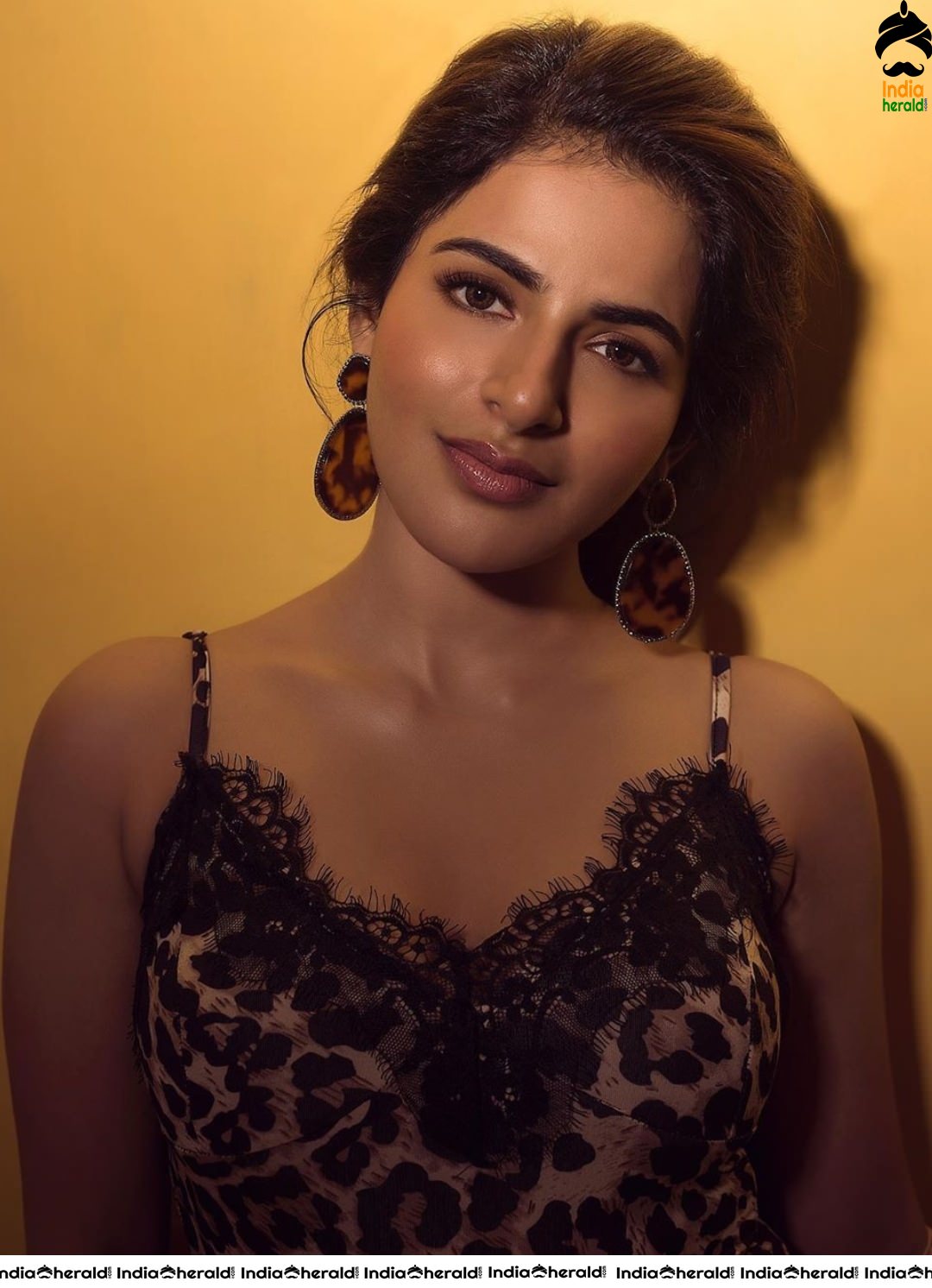 Iswarya Menon Hot Photos Collection Set 2