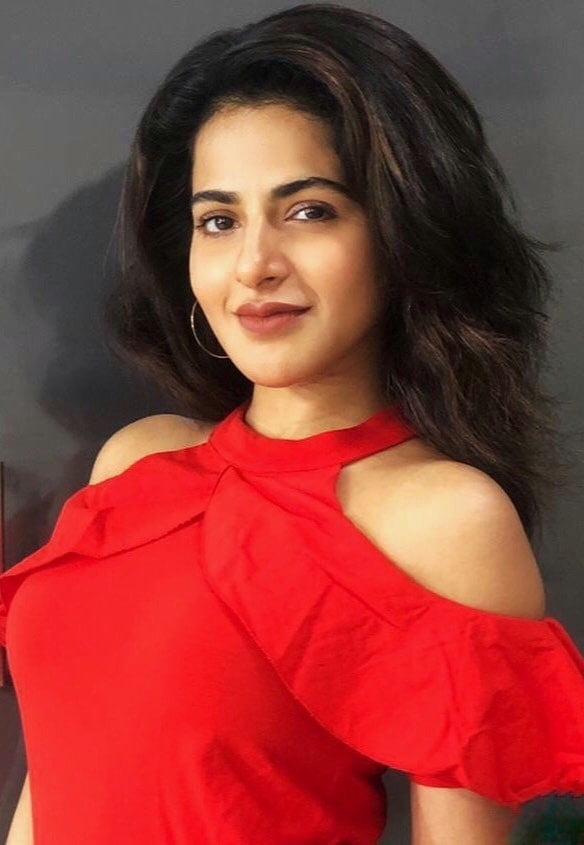 Iswarya Menon Sizzling Photoshoot Sills