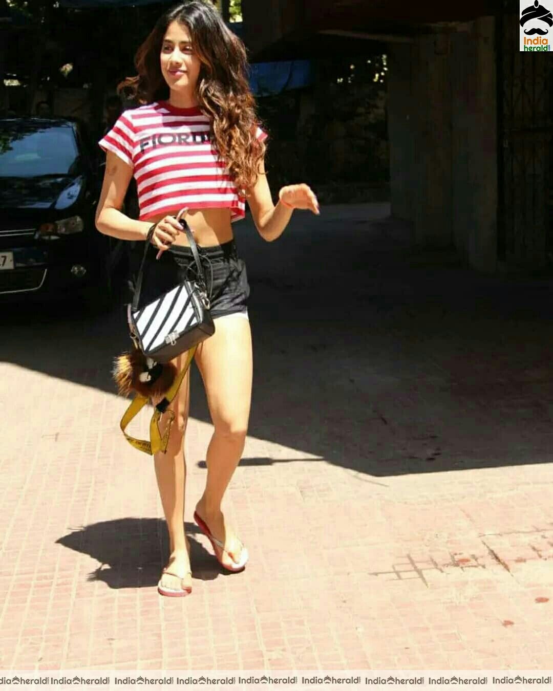 Jacqueline Shows Her Hot Waistline And Thighs Shows In These Photos