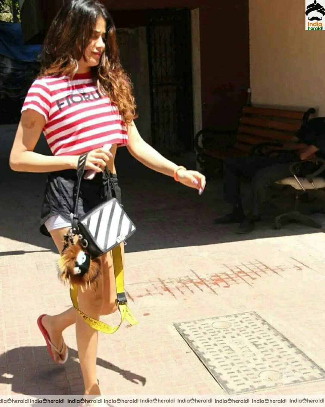 Jacqueline Shows Her Hot Waistline And Thighs Shows In These Photos