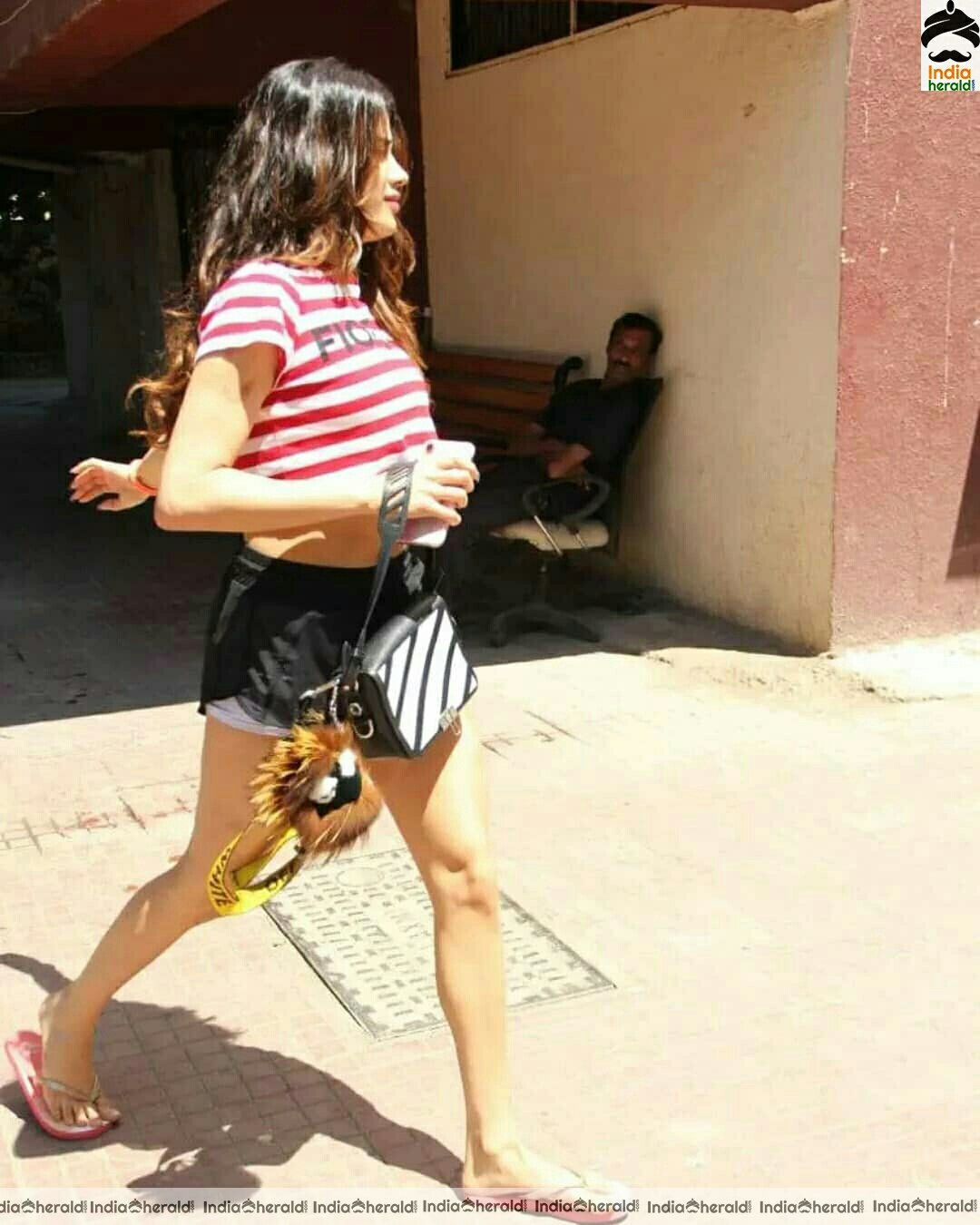 Jacqueline Shows Her Hot Waistline And Thighs Shows In These Photos