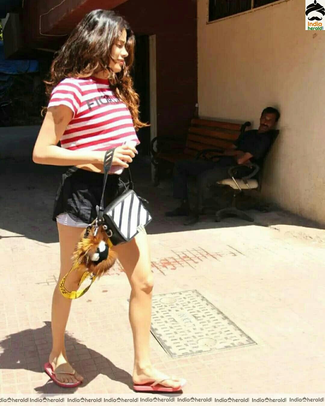 Jacqueline Shows Her Hot Waistline And Thighs Shows In These Photos