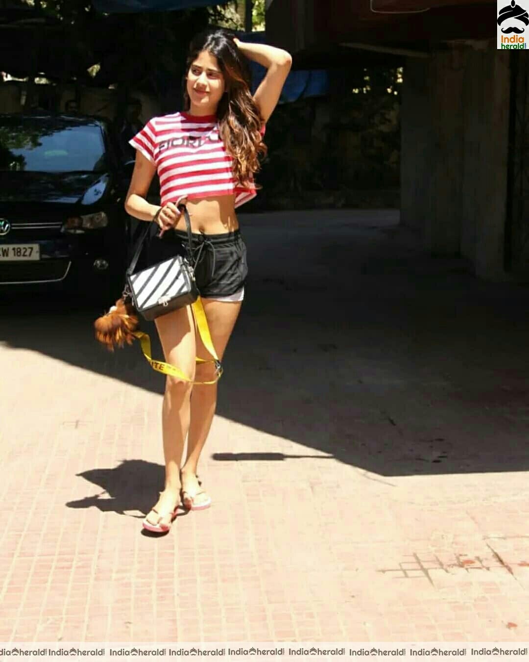 Jacqueline Shows Her Hot Waistline And Thighs Shows In These Photos