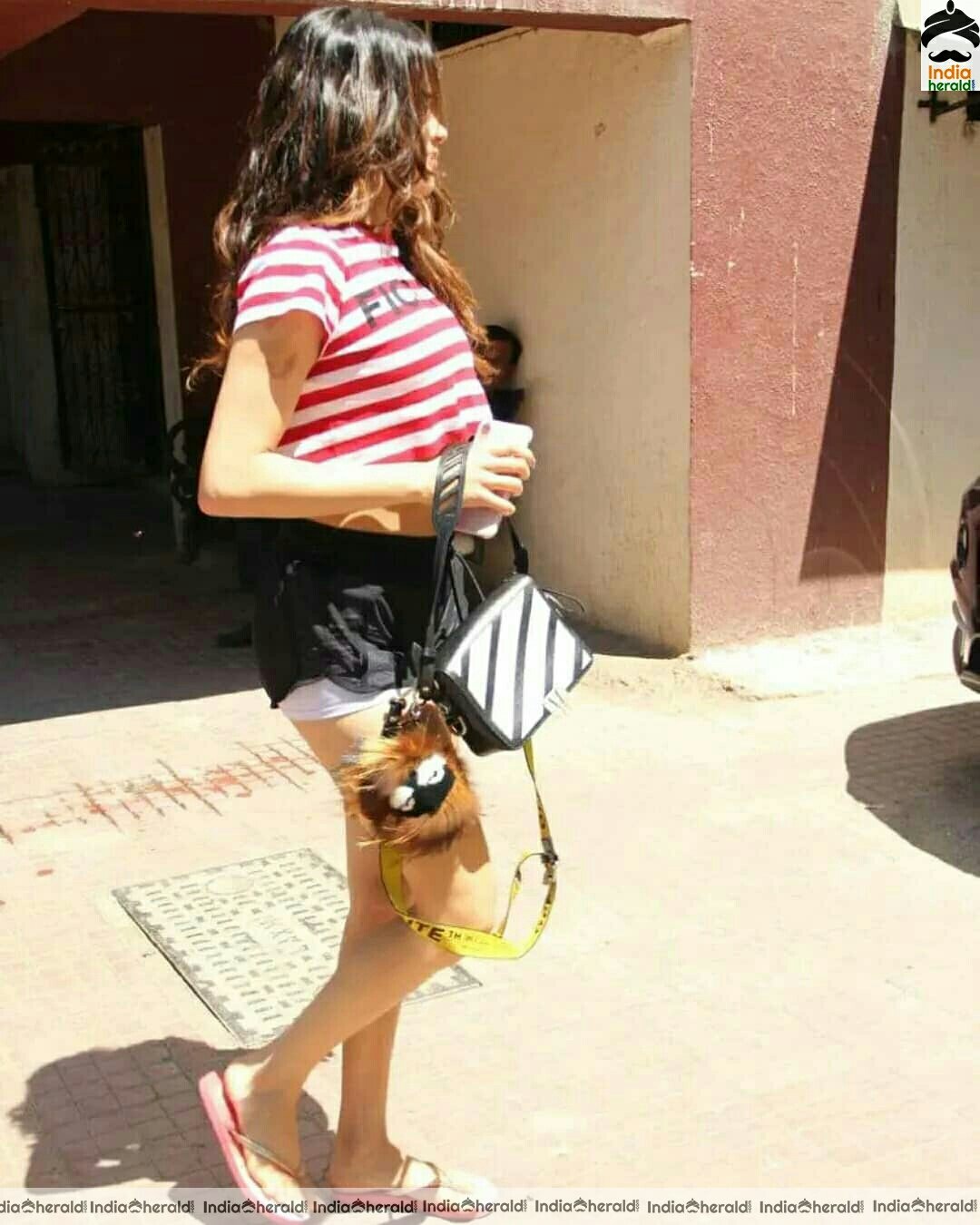 Jacqueline Shows Her Hot Waistline And Thighs Shows In These Photos