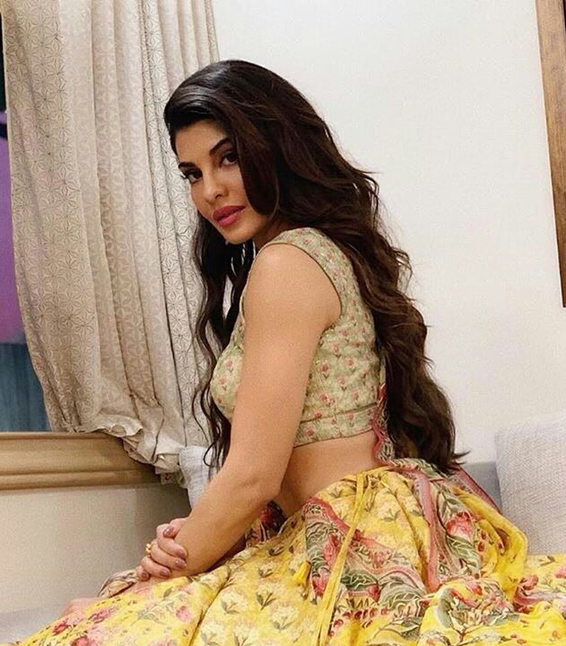 Jacqueline Shows Her Waistline In A Traditional Dress