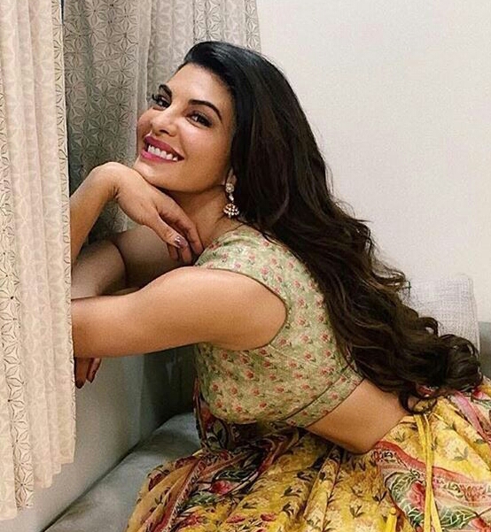 Jacqueline Shows Her Waistline In A Traditional Dress