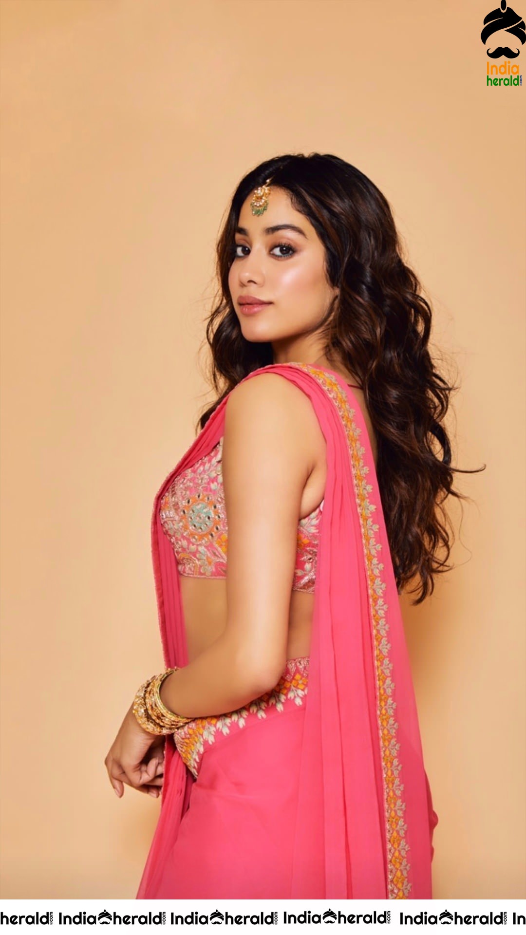 Jahnvi Kapoor Seduces and Sizzles us with Saree once again