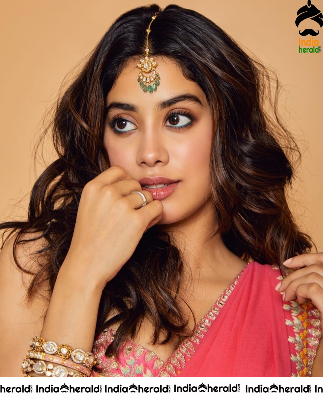Jahnvi Kapoor Seduces and Sizzles us with Saree once again