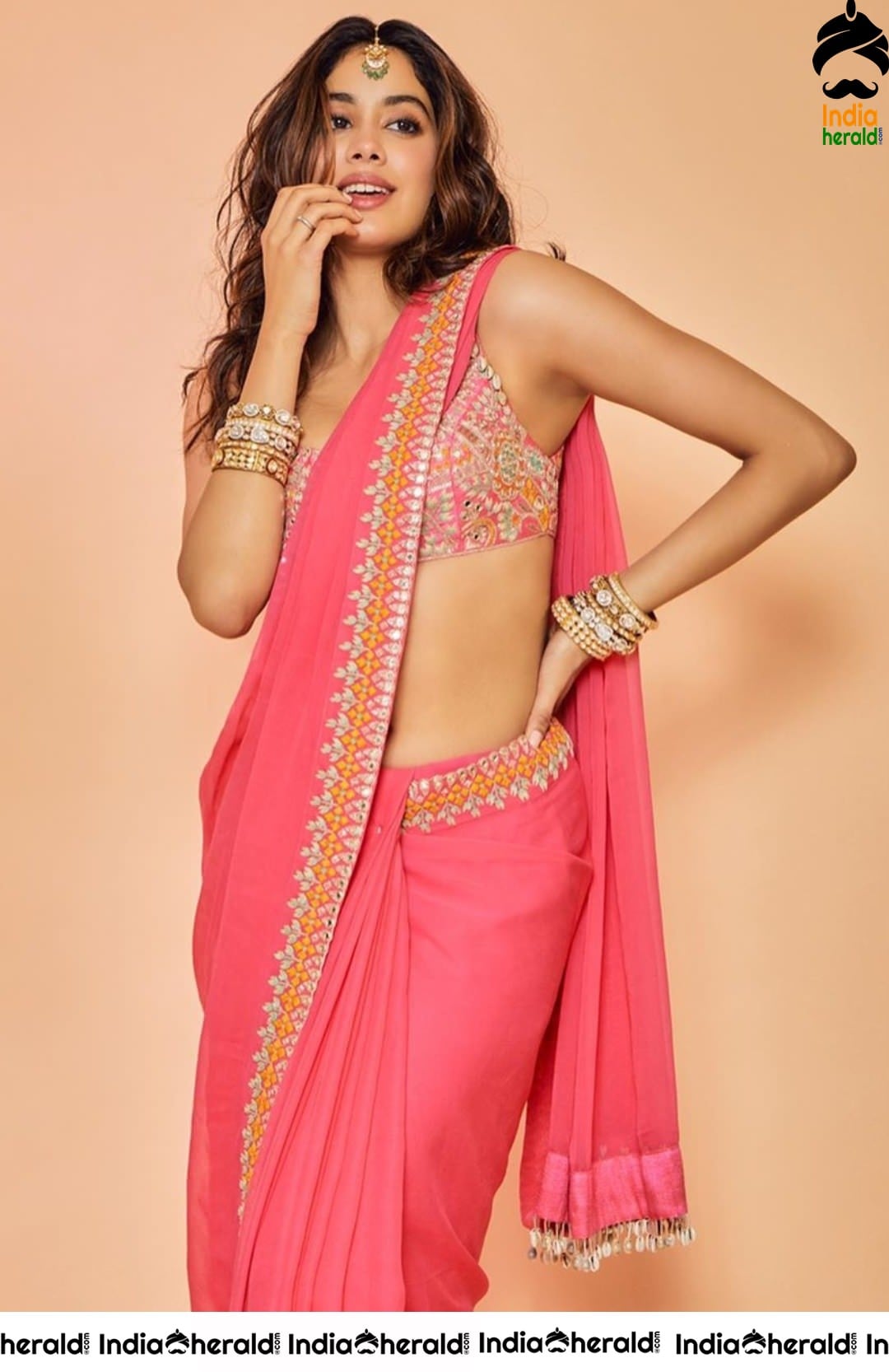 Jahnvi Kapoor Seduces and Sizzles us with Saree once again