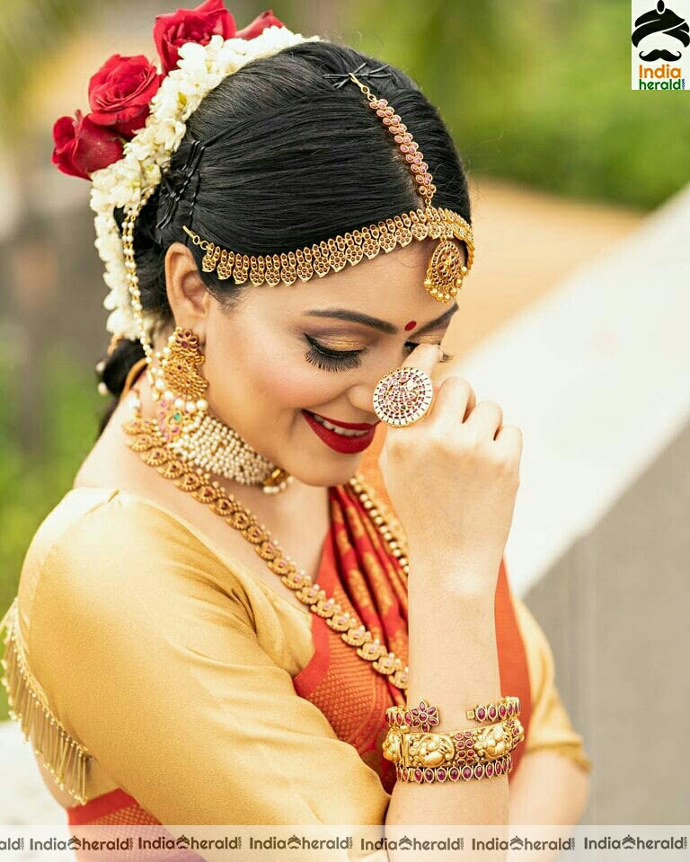 Janani Iyer traditional photos in saree
