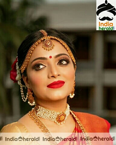 Janani Iyer traditional photos in saree