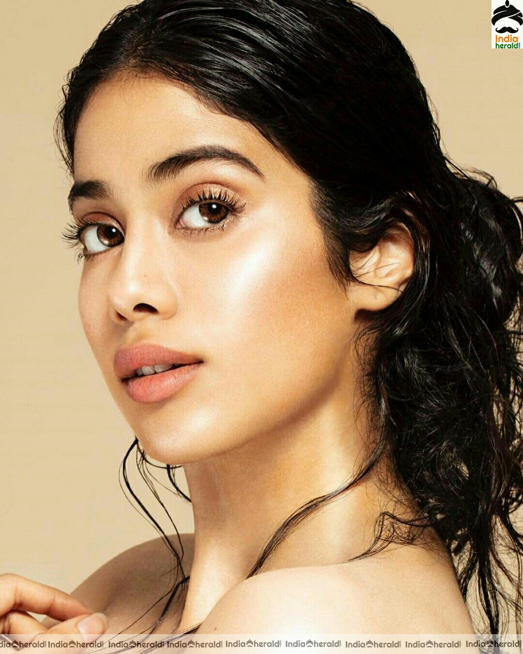 Janhvi Kapoor Hot Latest Stills