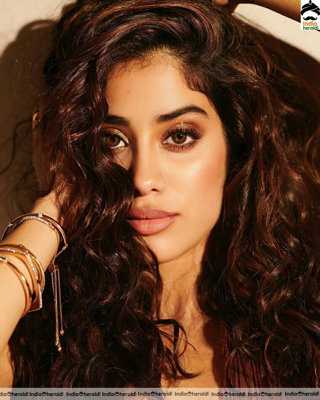 Janhvi Kapoor Hot More Photos Stills