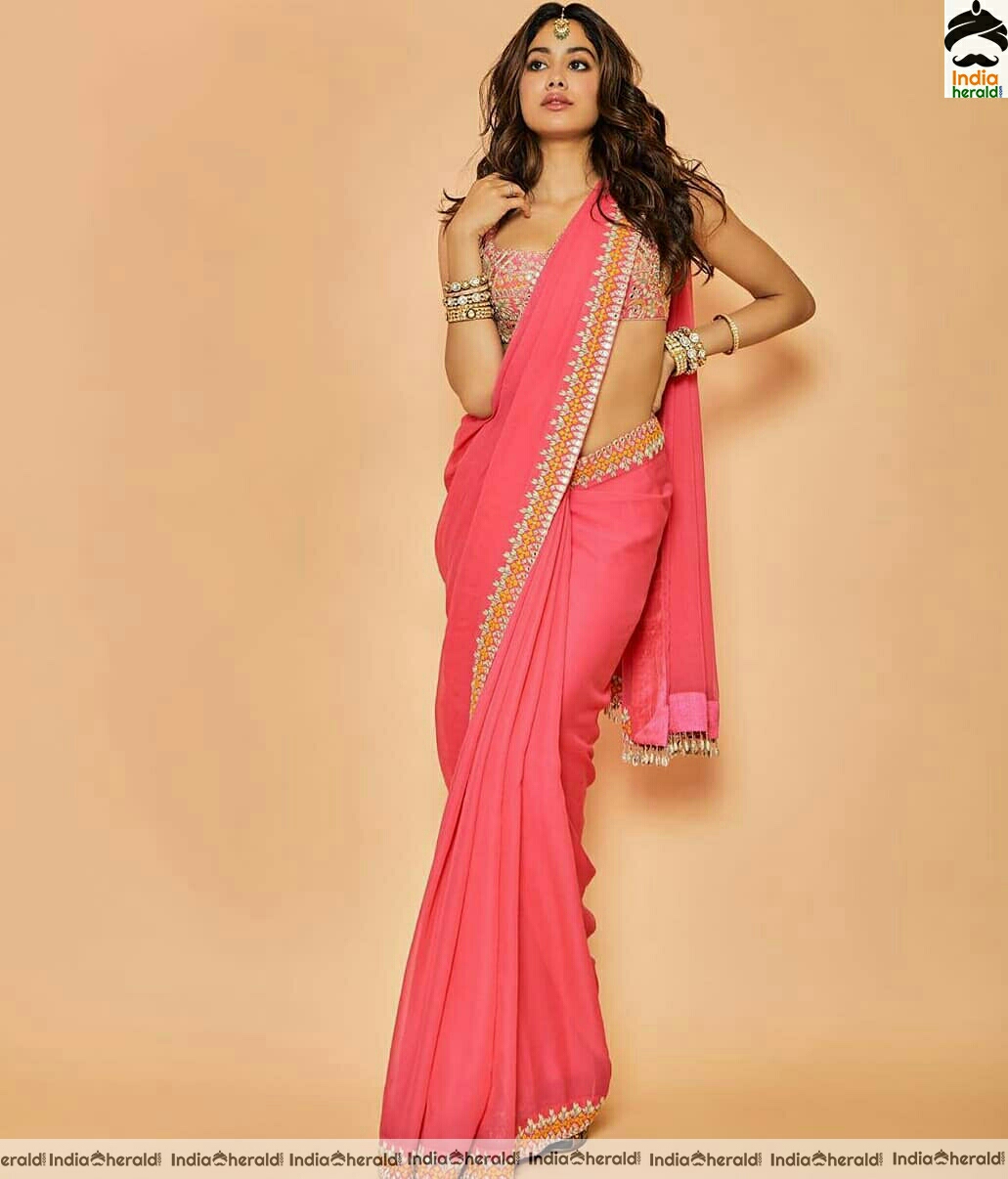 Janhvi Kapoor Hot Sleeveless Blouse and Pink Saree Stills