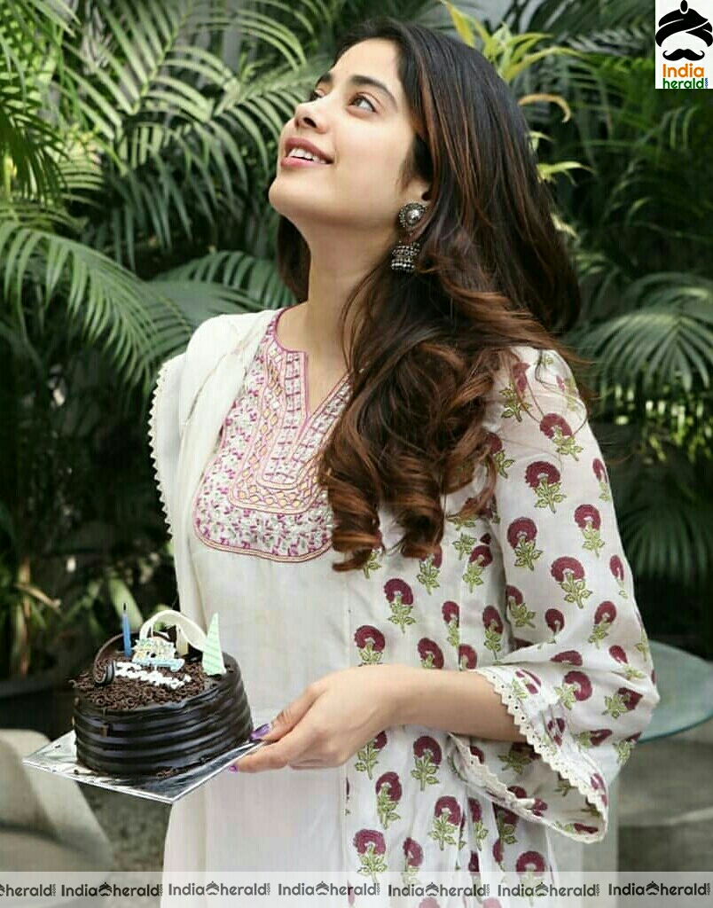 Janhvi Kapoor Latest Birthday Celebration Stills